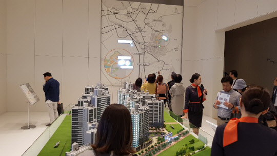 지난 3일 서울 강남구 자곡동 일대에 마련된 위례신도시 우미린 1차 견본주택 방문객들이 분양 관계자의 설명을 들으면서 내부 유니트를 둘러보고 있다.<박상길 기자>